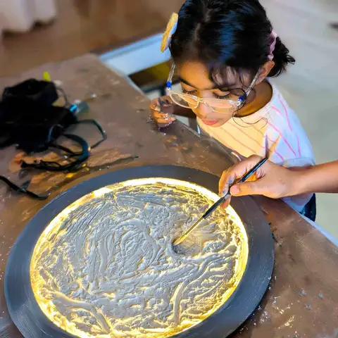 Beginner-friendly art experience.\n